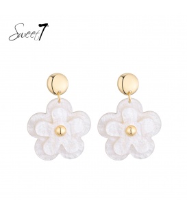 Oorbellen wit met speelse bloemvorm en chique afwerking