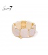 Armband met crème kleurige elementen en goudkleurige omlijsting