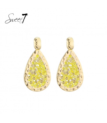 Oorbellen met gele kralen en opengewerkt goudkleurig frame