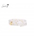 Armband met witte kraaltjes en goudkleurige details