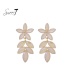 Oorbellen beige met hangende blaadjes.