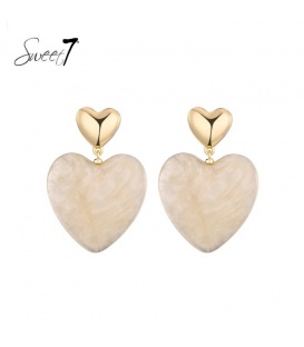 Oorbellen met beige kleurig hart en gouden detail
