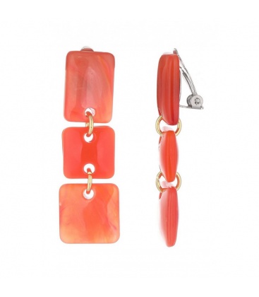 Oorclips in warm oranje met trendy vierkante vormen