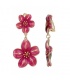 Oorclips met roze bloemen en goudkleurige afwerking