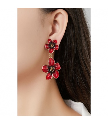 Oorclips rood met dubbele bloemvorm en goudkleurige rand