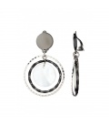 Oorclips met dubbele cirkels en een wit parelmoer hanger