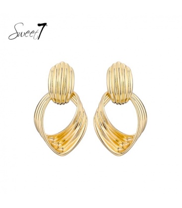 Oorbellen goudkleurig met geribbeld motief