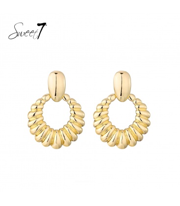 Oorbellen goudkleurig in ronde vorm met geribbelde structuur