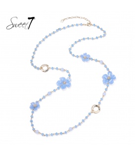 Halsketting met lichtblauwe bloemen en kralen