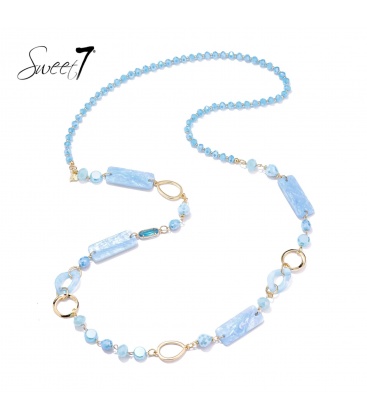Halsketting met speelse vormen en zachte blauwtinten
