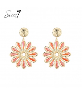 Oorbellen met gouden bloemblaadjes en rode glaskralen