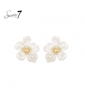 Oorbellen met witte bloem en goudkleurige kern