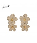 Oorbellen camel kleurig met drie bloemen van raffia