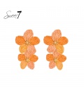Oorbellen met oranje bloemen en goudkleurige details