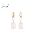 Oorbellen met witte hangers en goudkleurige details
