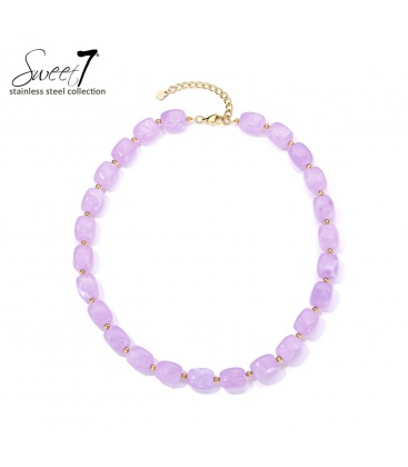 Halsketting met lila kralen en goudkleurige bolletjes