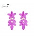 Oorbellen met paarse bloemblaadjes en goudkleurige accenten