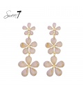 Oorbellen met drie bloemen in Beige tinten