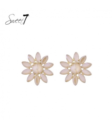 Oorbellen beige in bloemvorm met facetsteentjes