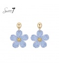 Oorbellen met blauwe bloem en goudkleurige details
