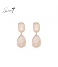 Oorbellen met elegante druppelvorm in zachte beige tint