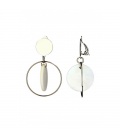 Oorclips met witte ronde hanger in een zilverkleurige cirkel