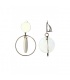 Oorclips met witte ronde hanger in een zilverkleurige cirkel