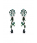 Oorclips met groen blad en kristal hangers aan een kettinkje