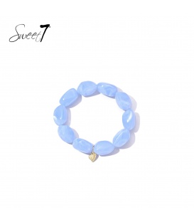 Armband met lichtblauwe kralen en goudkleurig hartbedeltje