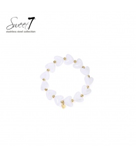 Armband met witte hart kralen en een klein goudkleurig hartje