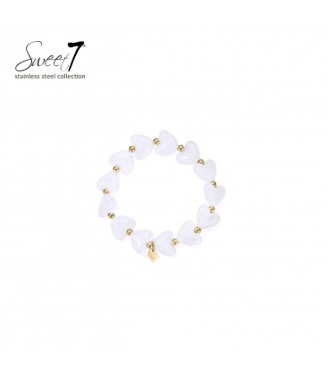 Armband met witte hart kralen en een klein goudkleurig hartje