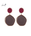 Oorbellen met bordeaux ronde top en bruine hanger