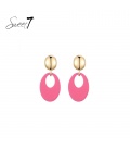 Oorbellen trendy roze hanger met een goudkleurig oor stukje