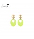 Oorbellen in neon groene kleur met goudkleurige stud