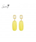Oorbellen met een geel glas steentje en langwerpige hanger
