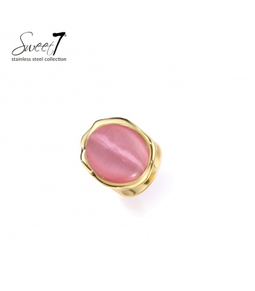 Ring met roze steen en goudkleurige rand en stijlvolle uitstraling.