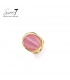 Ring met roze steen en goudkleurige rand en stijlvolle uitstraling.