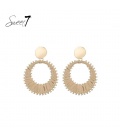 Oorbellen met beige hanger van raffia en elegante goudkleurige accenten