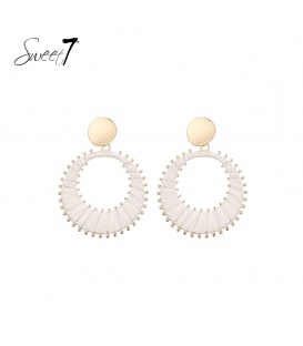 Oorbellen met goudkleurige knop en witte hanger