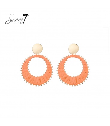 Oorbellen oranje raffia hanger en een goudkleurige knop