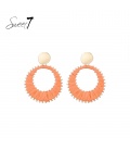 Oorbellen oranje raffia hanger en een goudkleurige knop