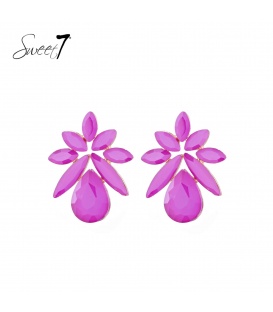 Oorbellen met opvallende roze stenen en speelse bloem