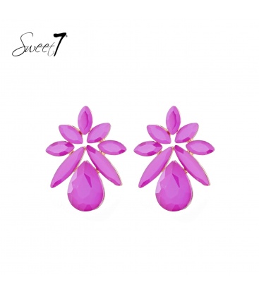 Oorbellen met opvallende roze stenen en speelse bloem