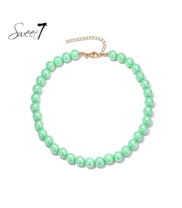 Halsketting met ronde groene kralen en goudkleurige sluiting