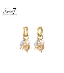 Oorbellen met zomerse bedels en speelse kralen combinatie