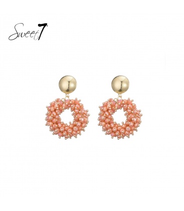 Oorbellen met ronde hanger van roze kralen en goudkleurige knop