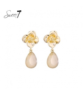 Oorbellen bloem design met zachte beige druppelvormige hanger