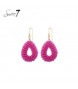 Oorbellen met roze glas kralen en druppelvormige hanger.