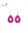 Oorbellen met roze glas kralen en druppelvormige hanger.