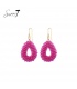 Oorbellen met roze glas kralen en druppelvormige hanger.